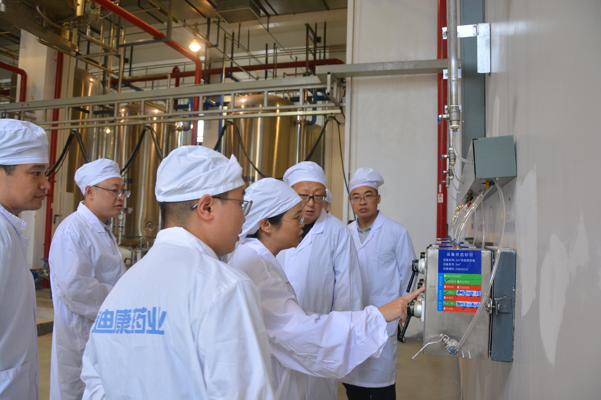 【企业新闻】同心·奋进——重庆市药品技术审评查验中心李霞主任、重庆市药监局行政审批处旷琳副处长一行莅临尊龙凯时-人生就是博中药帮扶指导